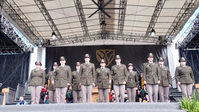 Congratulations to the cadets of @nofearbattalion on your commissioning! Eleven cadets were commissioned as 2nd Lieutenants in the United States Army. 🎓🇺🇸

#ProHumanitate #OurMottoMeansMore